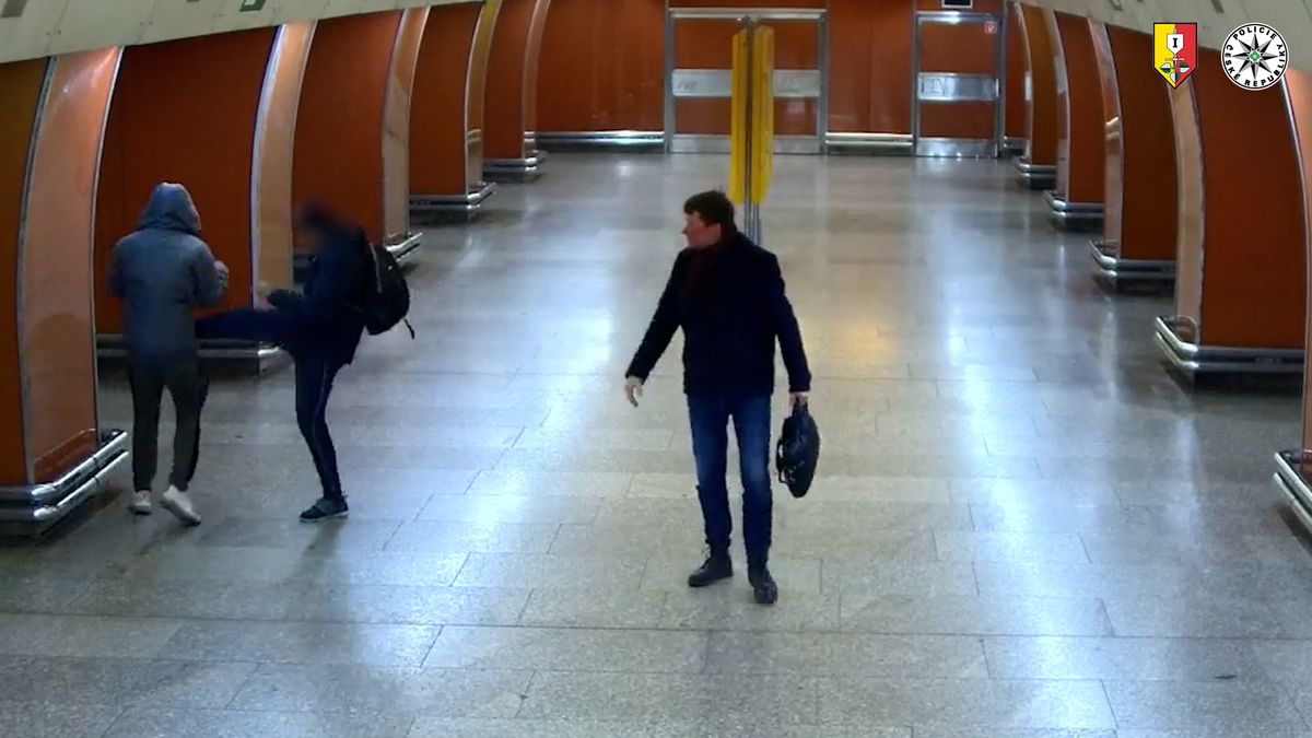 Agresor v pražském metru mlátil do lidí kolem sebe, policie hledá svědky